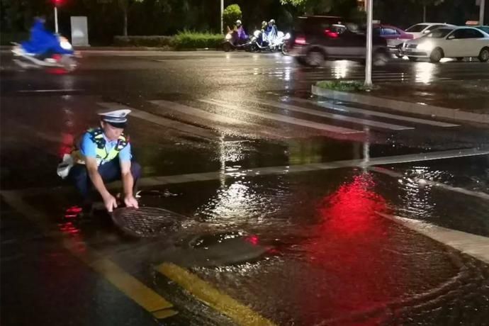  梧州|风里，雨里，梧州交警始终和你在一起！