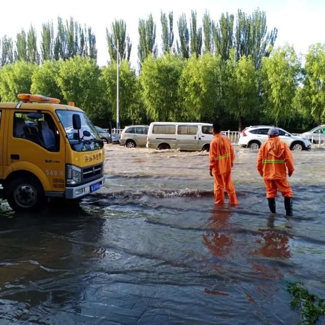 呼和浩特|呼和浩特突降大雨 供排水部门出动近600人防汛