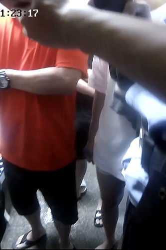  该男子|杭州男子在更衣室被人偷拍，一翻偷拍狂手机真辣眼