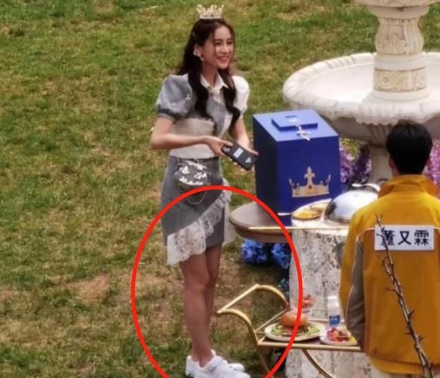 公主|baby“公主”扮相出场,原相机扫过她身材,无P图的腿型很真实