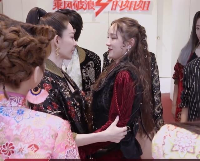  惨遭|孟佳惨遭淘汰，《大碗宽面》队员前来送别，张含韵却不为所动