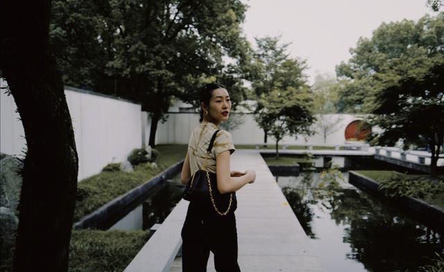  依旧|刘雯的品味依旧在线，T恤搭半裙简约却不单调，堪称行走的教科书