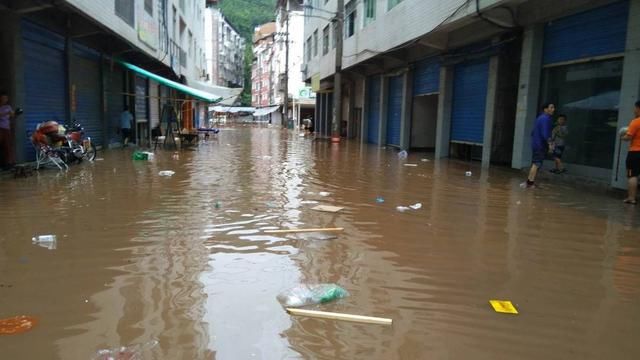 最深处|暴雨袭击：四川平昌县涵水镇街道被淹最深处水达2米