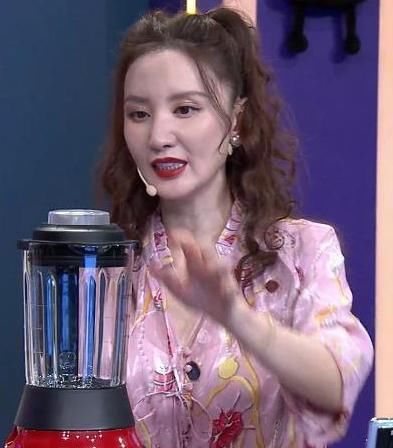 滤镜|滤镜有多重要?张萌现身直播间卖货,生图曝光真实颜值
