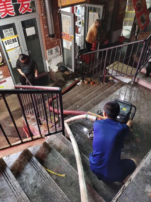  分钟|大雨致地下商户被淹，北京昌平消防40分钟紧急排水