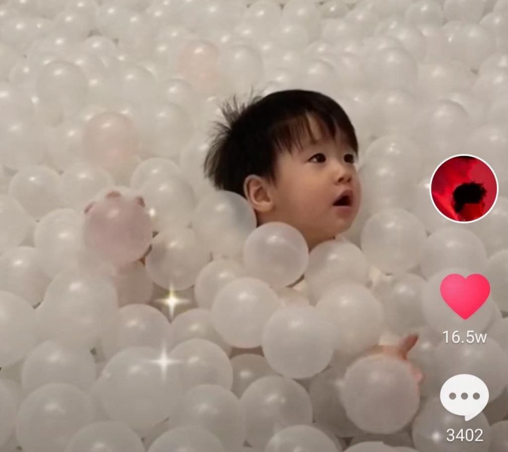 儿子|姜潮晒儿子近照，小家伙发量惊人，眼睛圆溜溜的，不知将来便宜哪家姑娘