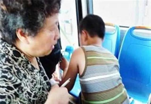 让座|小学生给老人让座，书包忘拿，被老人一把摔到地上，孩子哭了
