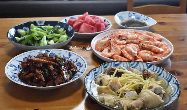  一家人|入秋了，这样做午餐清淡营养不秋燥不上火，2荤2素一家人吃得满足