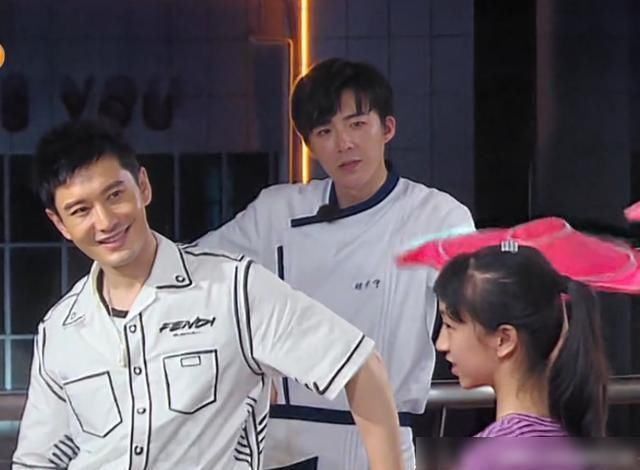 赵丽颖|中餐厅请特殊嘉宾表演节目,有谁注意赵丽颖在干啥?情商确实不高