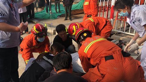  这件|危急！3米钢管高空掉落插入工人肩膀，消防员先做了这件事……