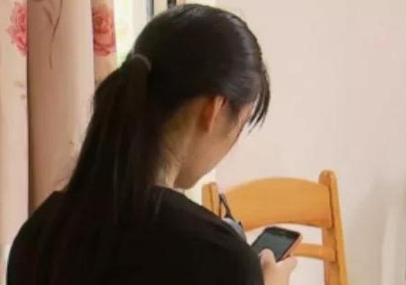 家长|姑娘网恋被骗14万，嫌疑人家长却还想打她：都是她害了我儿子