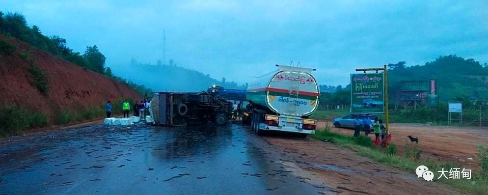  逃亡|黄鳝“大逃亡”！缅甸腊戌有一辆运输黄鳝的车辆出车祸