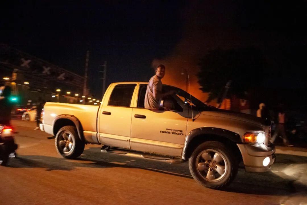 紧急|白宫紧急封锁,CNN总部被砸!中国驻美使馆发出提醒!