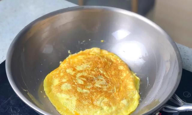  适量|早餐鸡蛋这样吃最美味，不加一滴水，两面煎一煎，简单三步就搞定