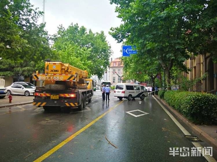  路面|市北区堂邑路市场一路路口发生路面塌陷 该路段现已封闭