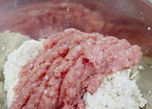  将其搅拌均匀|这才是豆腐最好吃的做法，10分钟就能做好，家里的小孩抢着吃