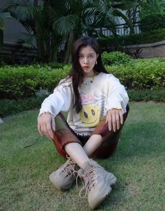 模板|“中国泫雅”火上热搜 宋妍霏才是白富美终极穿搭模板