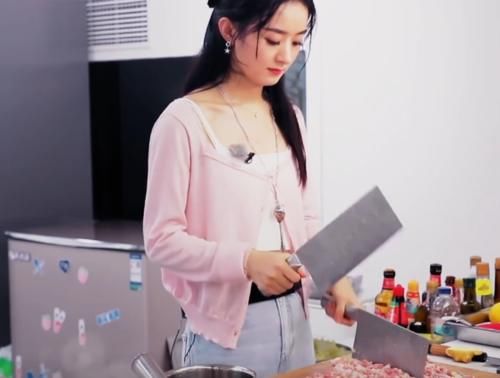  样子|以为赵丽颖不会做饭，看她拿两把刀剁肉馅的动作，才知小看她了