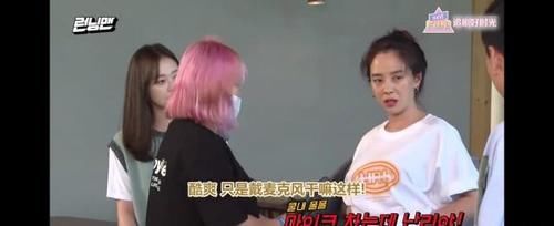  上衣|宋智孝在镜头前撩起上衣戴麦克风 露出肚子上的肉肉被弟弟们议论