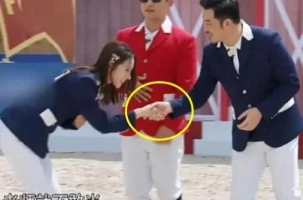  回应|孟美岐第一次见蔡徐坤就鞠躬90度，谁注意坤坤的回应？素养真装不出