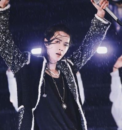  真的|王一博玩水一脚踩出“王炸”效果，看到他身边的队员，真的太难了