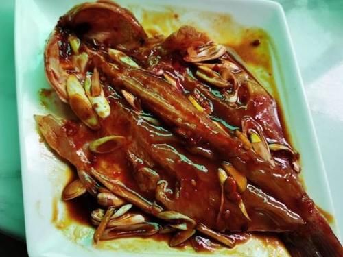 超赞|鲈鱼不要再清蒸了，用这方法做干锅鲈鱼吃，味道超赞！好吃又下饭