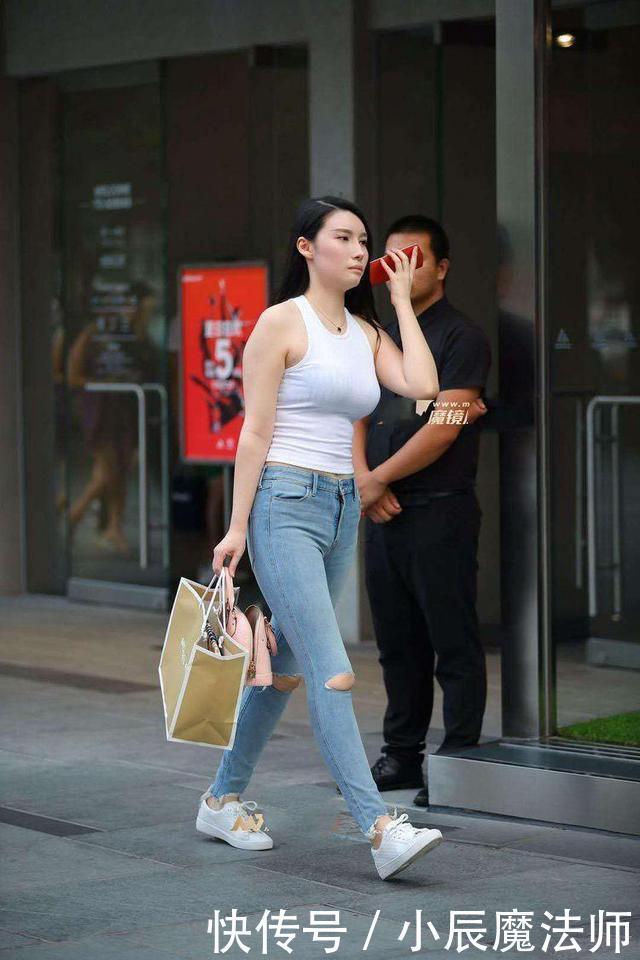 美丽|美女穿搭：时尚靓丽的牛仔裤，美丽不落人后，让你美出一条街