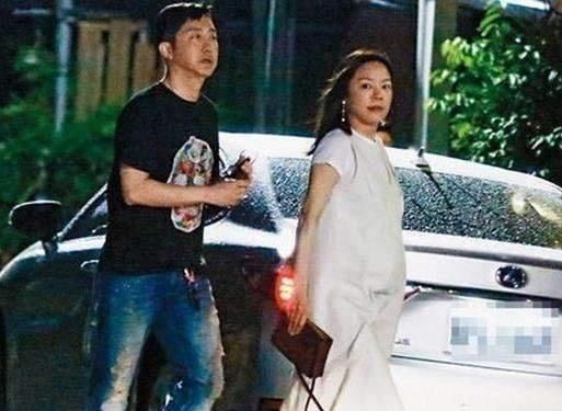  妻子|庾澄庆夫妇穿情侣装！45岁二婚妻子T恤配牛仔裤，端着香槟很优雅