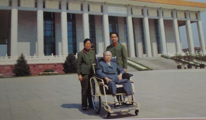 战争|满眼泪水的贺子珍，试乘国产汽车的周总理，穿补丁裤子的毛主席