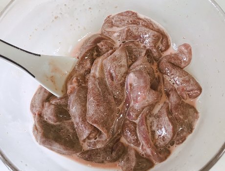 不对|炒猪肝,直接就下锅是不对的,多加2个步骤,猪肝鲜嫩滑,不会老