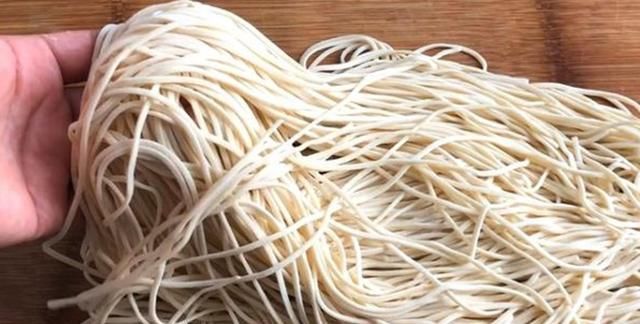 全家|面条别再煮着吃了,学会这样做,喷香又解馋,出锅全家抢着吃