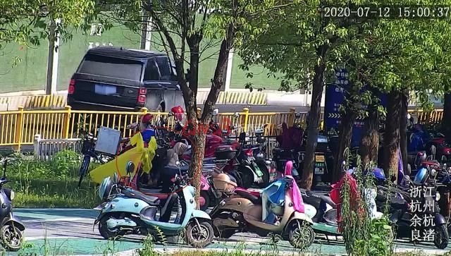 男子|男子正在偷电动车电瓶时车主来了,他一秒入戏变身“热心市民”说要帮忙