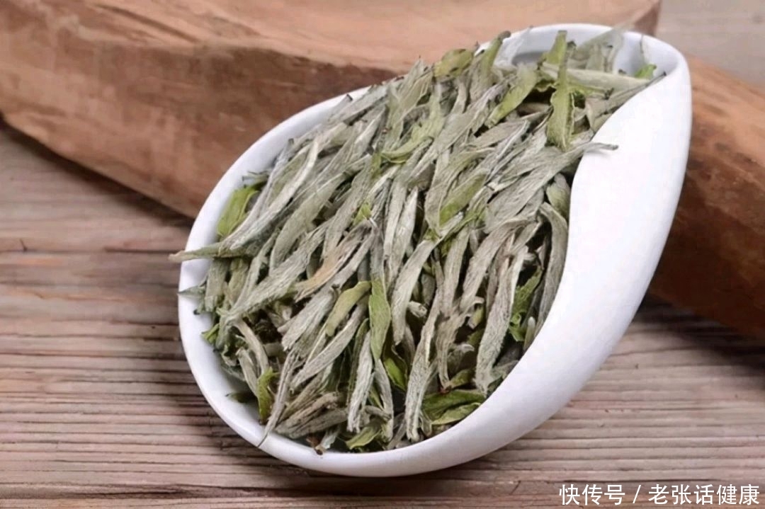 秋天喝什么茶好呢红茶还是绿茶(秋天养生适合喝什么茶？行家：白茶、红茶都行但有讲究，弄懂再喝)