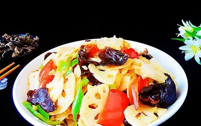 诀窍|炒木耳要好吃的诀窍,加点莲藕进去,美味愈加劲道,营养更是全面