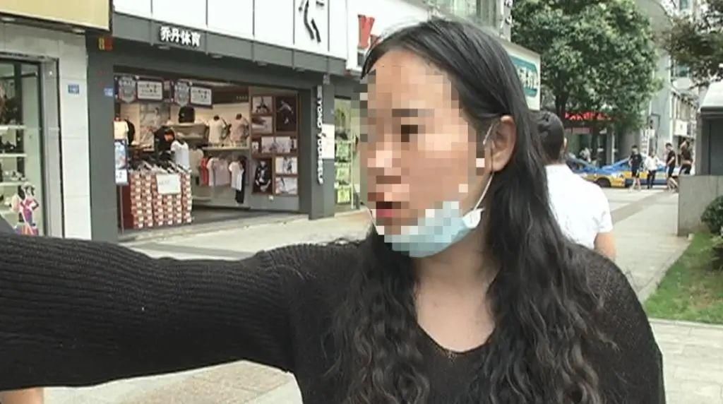  小心|贵州丨一块石头从天而降，击中路人！这栋楼大家要小心啊！