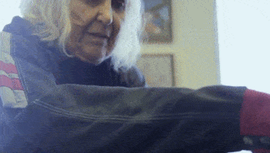 亲自|鸟人”奶奶亲自示范，什么叫做活到老玩到老