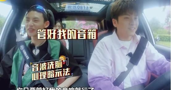 副驾驶的位|小鬼为保护心爱的音响,坐副驾“干扰”武艺,网友:能不能成熟点