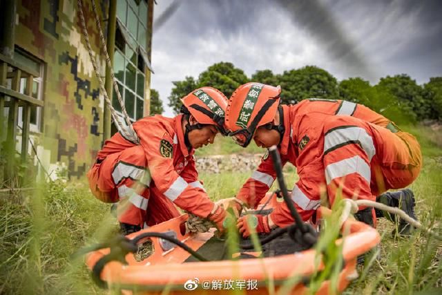 考核|38℃高温身着防化服，一场精彩的考核正在紧张进行中