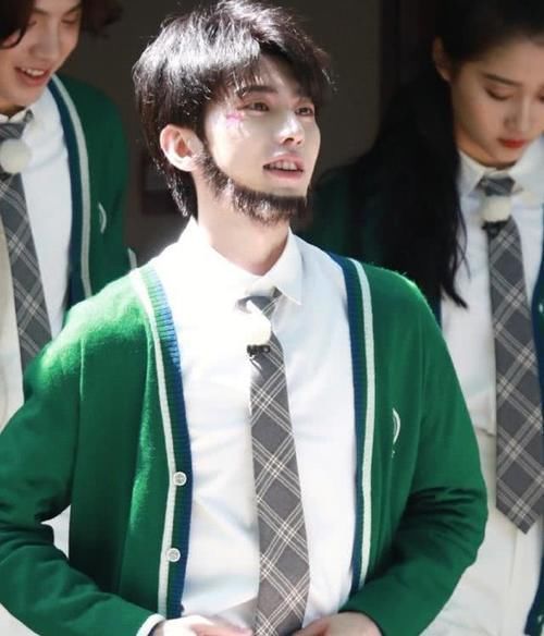  西装|蔡徐坤穿西装，杨颖穿婚纱，看不出有年龄差，而关晓彤又被坑了