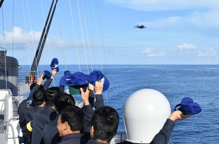  海自|美航母遭导弹锁定后，日舰不顾警告率先逃离，接下来一幕很有趣