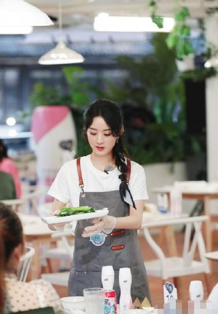  真实|赵丽颖下雨天揽客被抓拍，离开百万修图师，33岁的状态太真实！