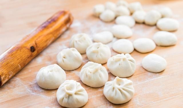  担心|韭菜鸡蛋包子家常做法，独享美味，不用担心口气问题啦