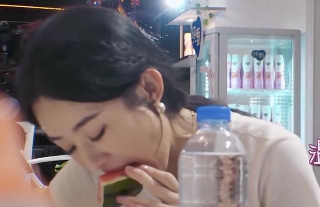  赵丽颖|赵丽颖西瓜吃播一幕你不能错过！果然毁掉女神的行为就是吃瓜！