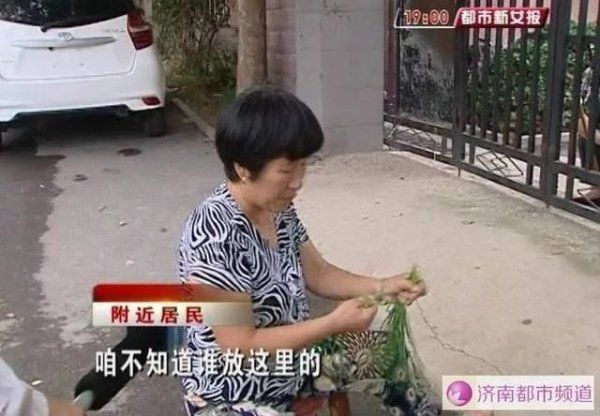  济南|济南一小区旁，一辆保时捷成“僵尸车”，五年无人认领……