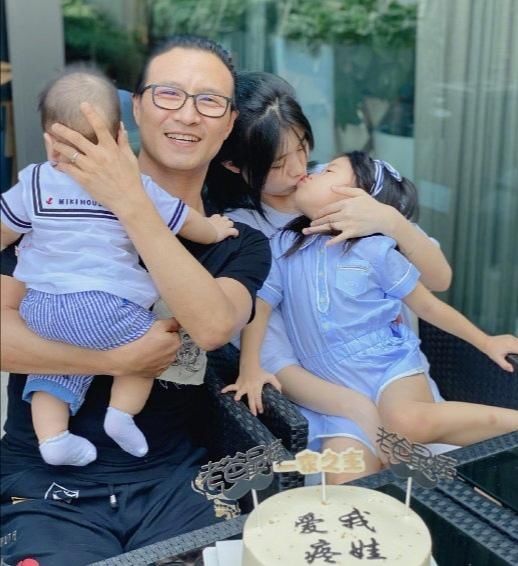 章子怡|章子怡二胎儿子正面照曝光，缩小版汪峰，基因太强大