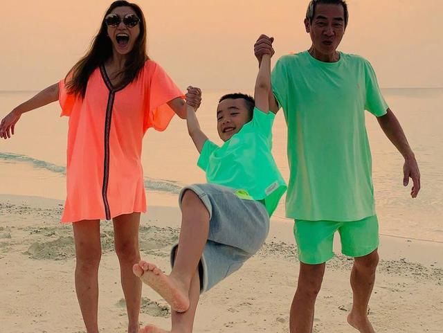  遗憾|陈小春如今风光无限，曾在最贫穷时3千块卖掉弟弟，成最大遗憾