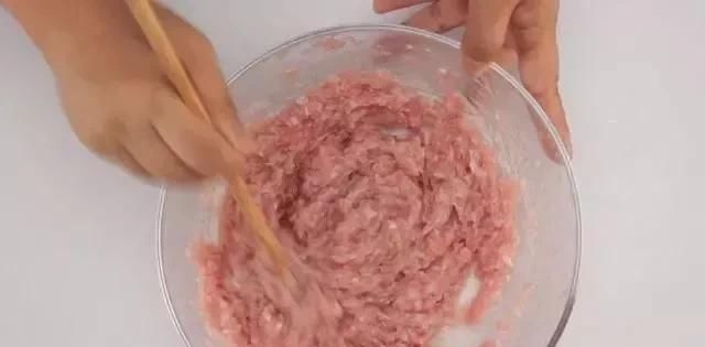 说漏嘴|调饺子馅时,加水还是加油?大厨说漏嘴,多做这2步,肉更加香嫩