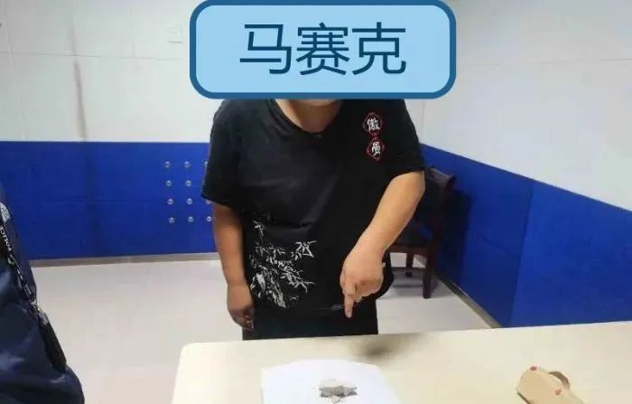 大半夜|男子携带毒品半夜回家结果被抓，反问民警：大半夜了你们还上班？