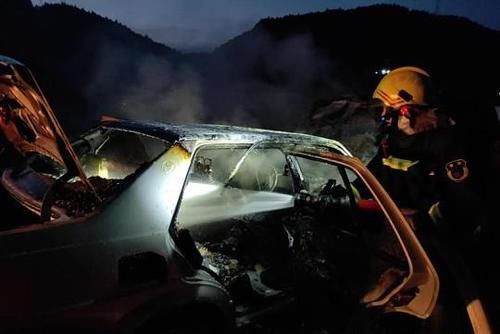  无人|白山一捷达车起火燃烧，消防火速救援，所幸车内无人被困