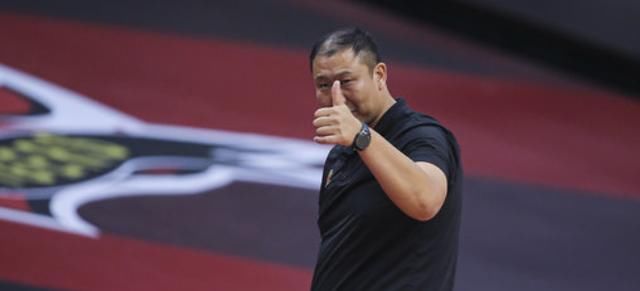  王晗|王晗回应录制模仿队员搞笑视频：掌声不断，我就创作